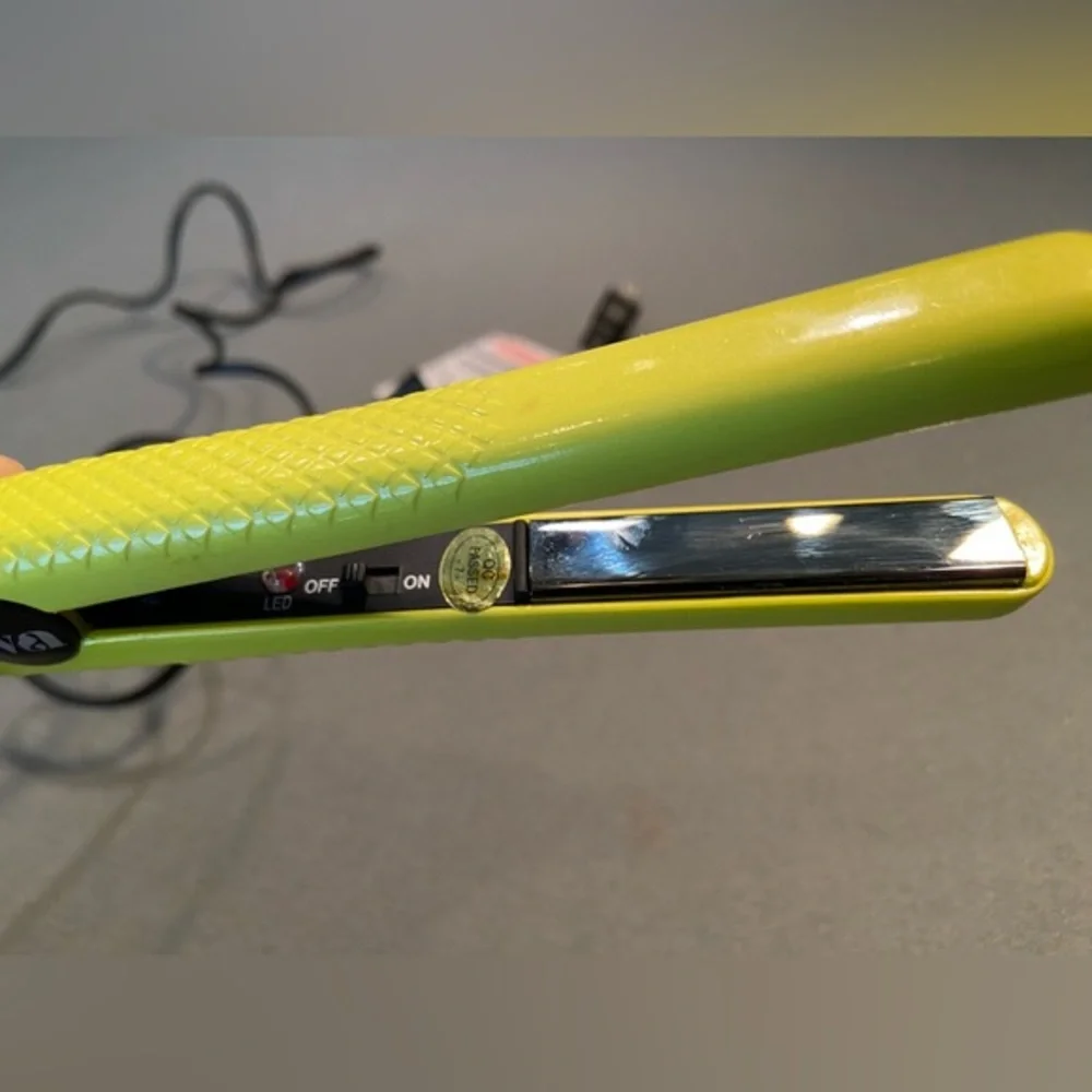 Eva NYC Mini‎ Healthy Heat Ceramic Styling Iron,Hair Straightener in Ipsy Bag
